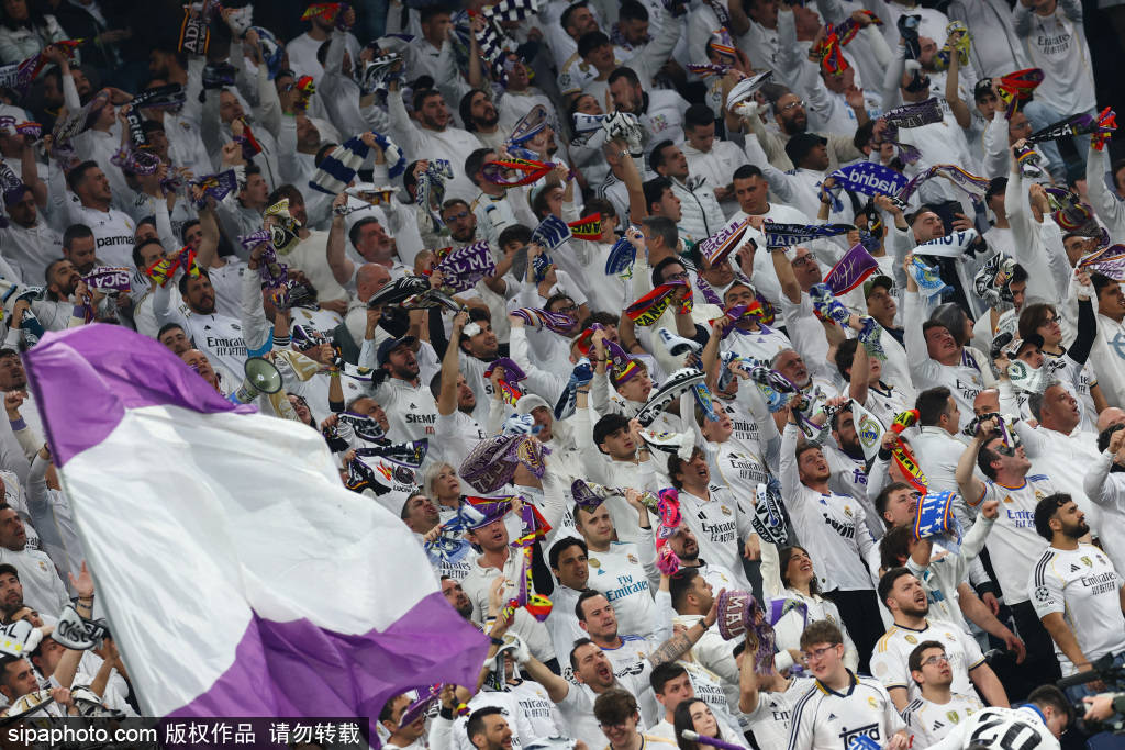 哥们好样的！罗德里戈在家见证巴尔韦德戴帽，三次激动振臂高呼